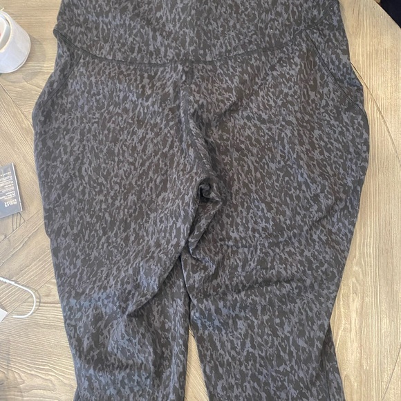Lululemon leggings size 20 leopard camo print - Picture 4 of 5